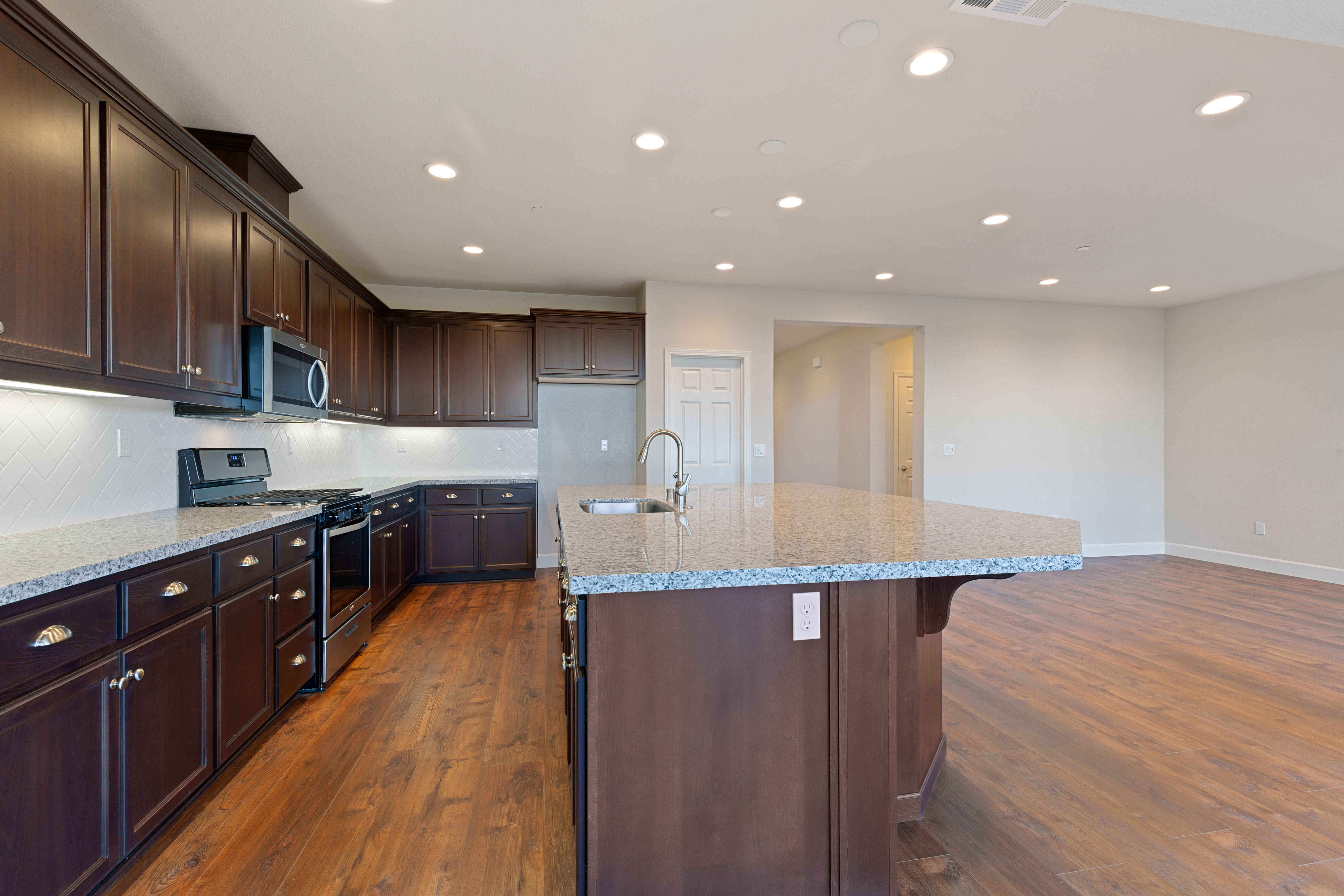 Countertop and cabinets | Elite Builder Services