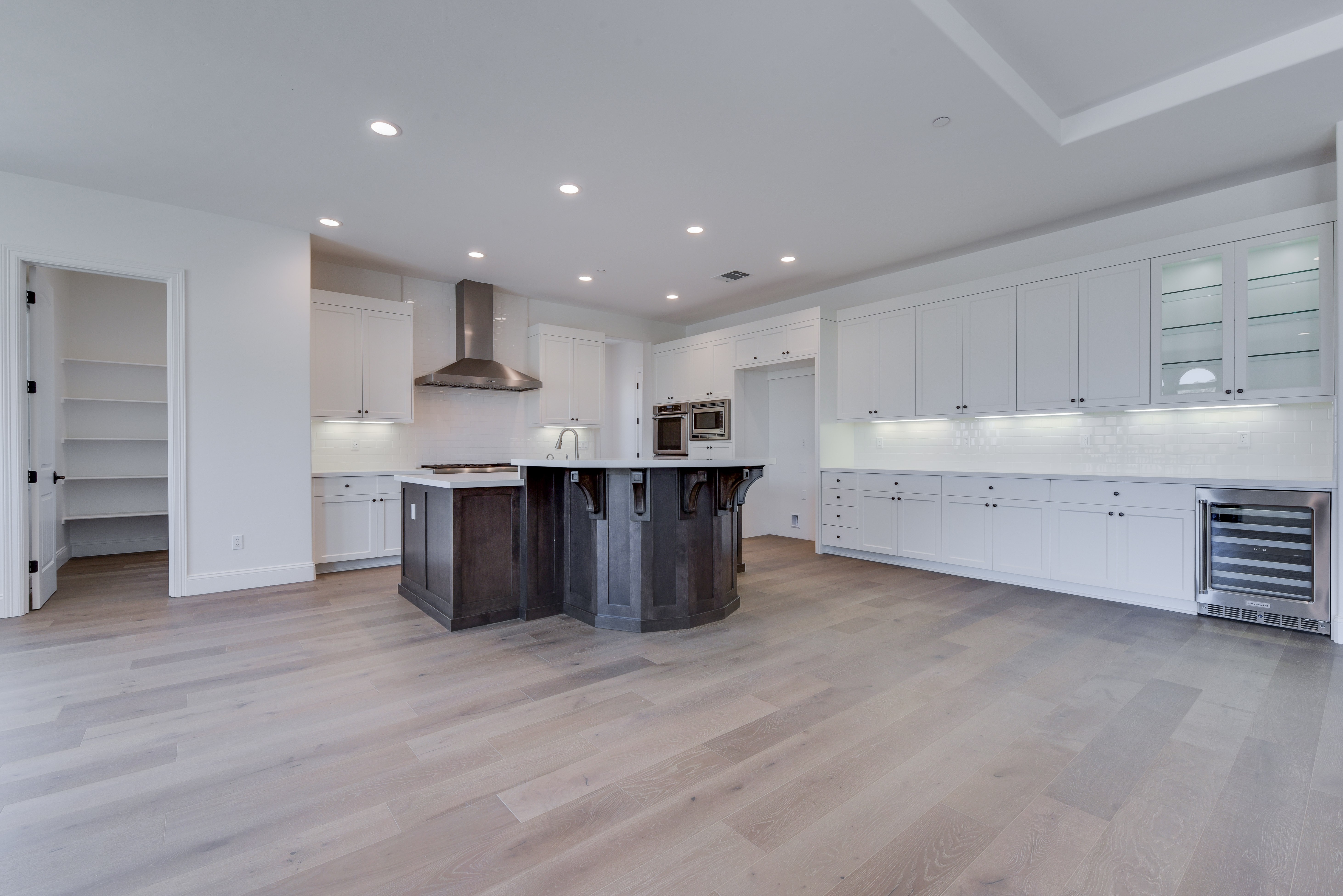 White cabinets | Elite Builder Services