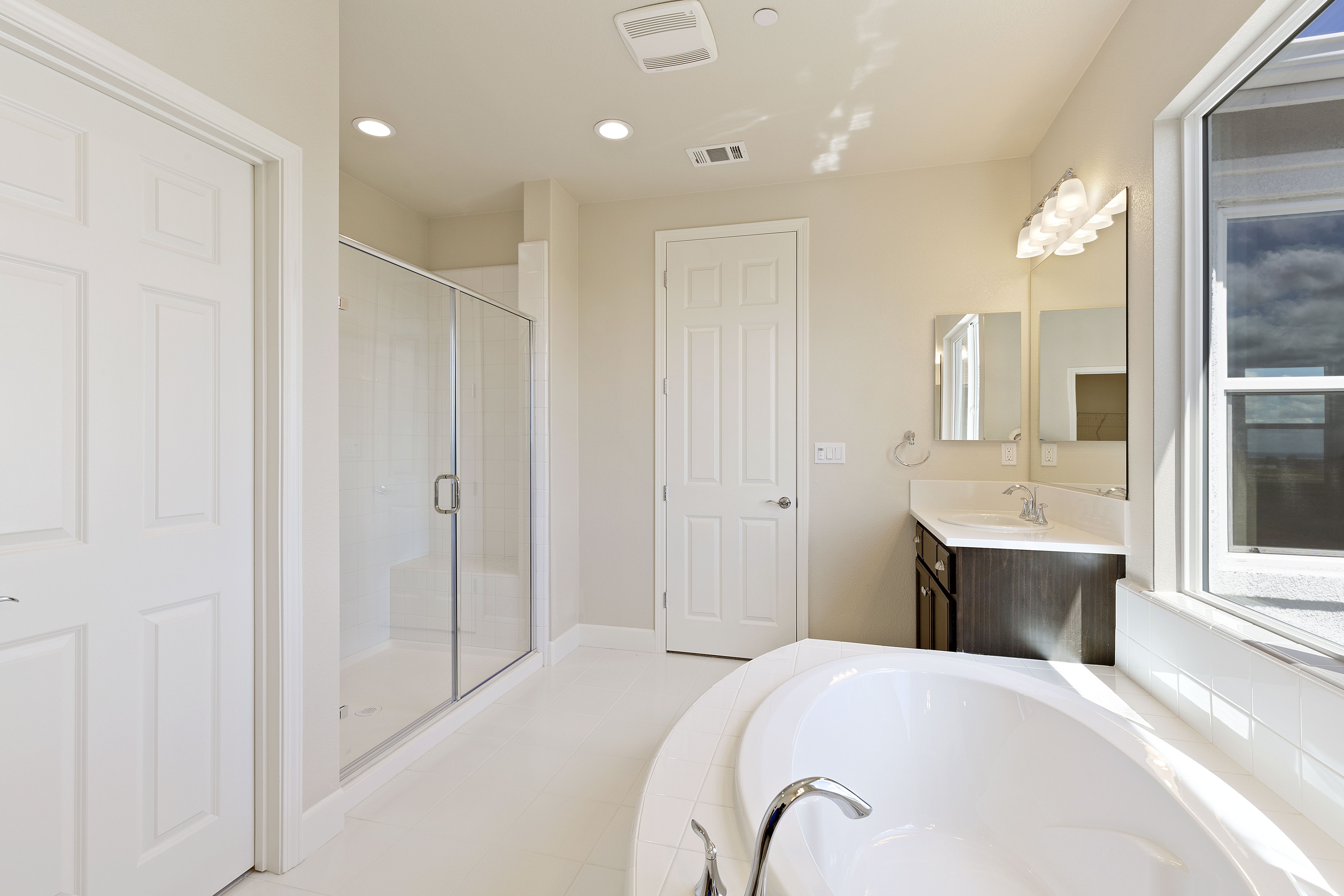 master bathroom in new home | Elite Builder Services