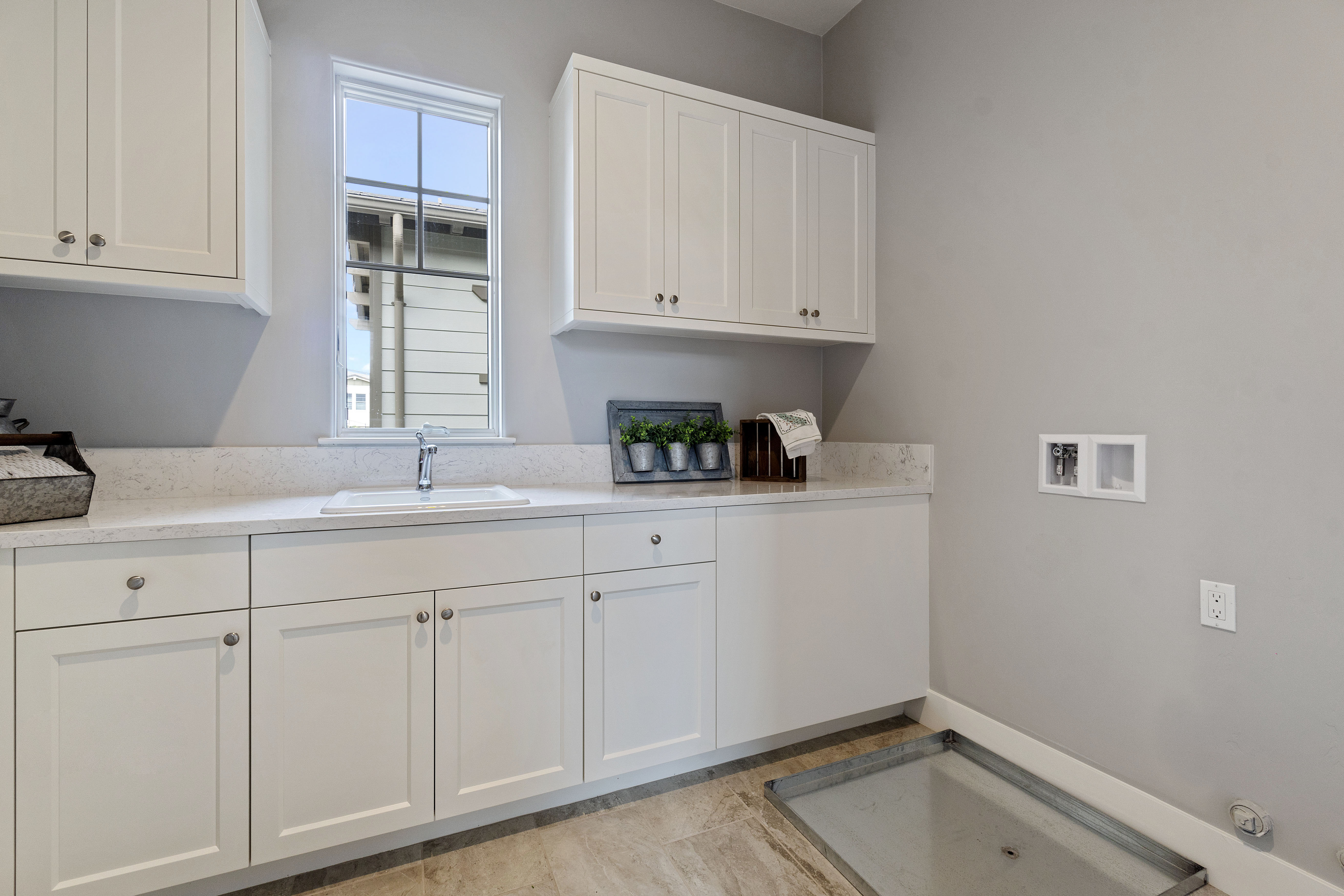 White cabinets | Elite Builder Services